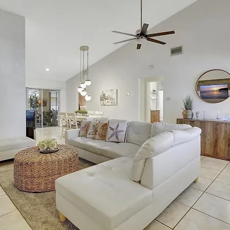 Coastal Charm Cozy Private Home In Cape Coral